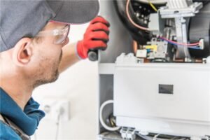 Problemas comuns em aquecedores Técnico realizando manutenção em aquecedor a gás - serviço de manutenção de aquecedores.